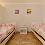 Iris Flat -